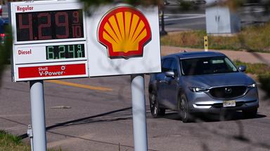 USA, Colorado: Preise pro Gallone für bleifreies Normalbenzin und Diesel an einer Shell-Tankstelle