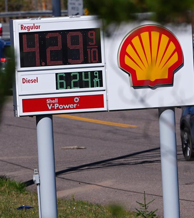 USA, Colorado: Preise pro Gallone für bleifreies Normalbenzin und Diesel an einer Shell-Tankstelle