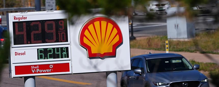 USA, Colorado: Preise pro Gallone für bleifreies Normalbenzin und Diesel an einer Shell-Tankstelle