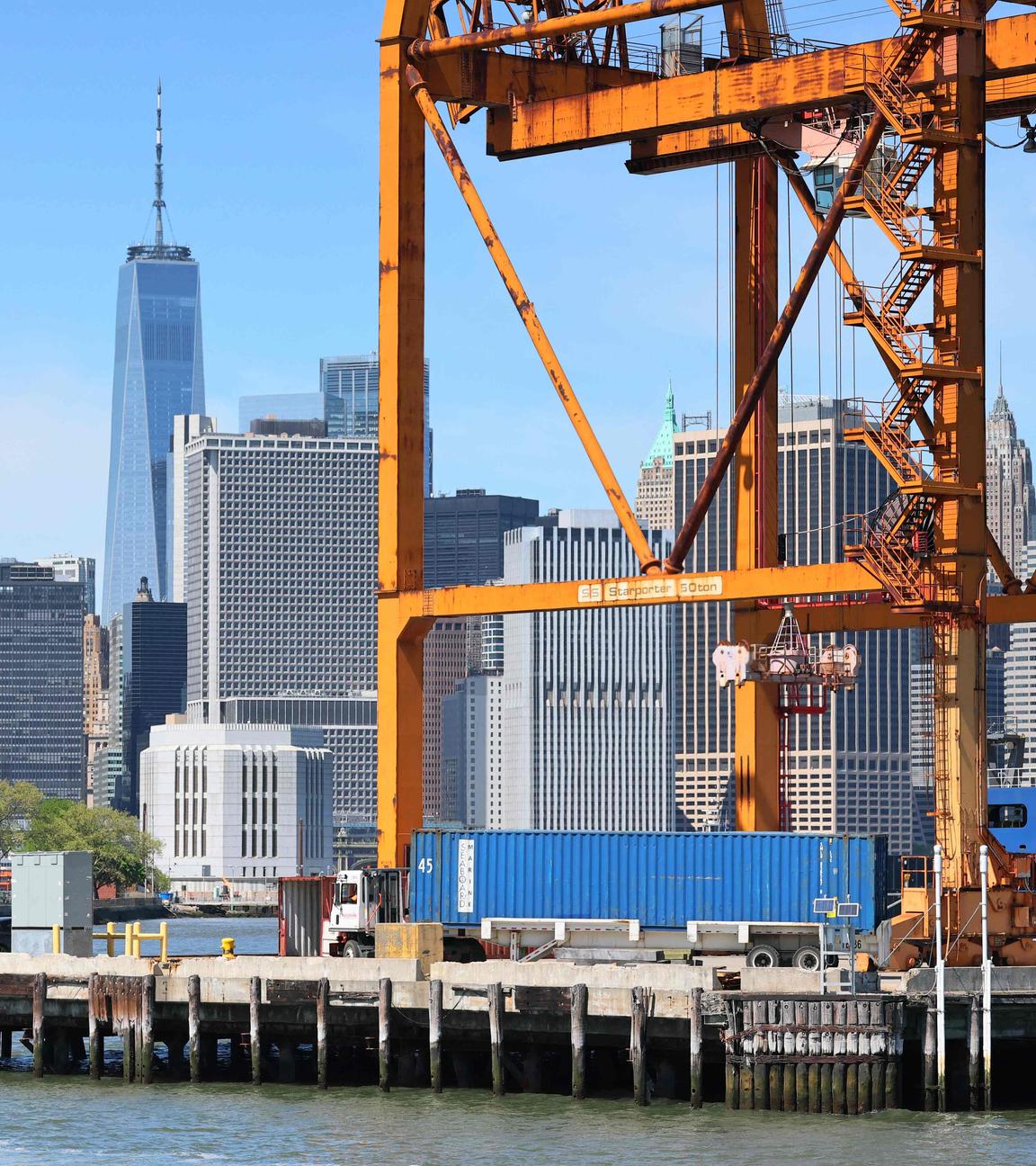 Ein Lastwagen transportiert einen Schiffscontainer zu einem Seaboard-Schiff, das am 30. April 2025 am Red Hook Container Terminal in New York City liegt.