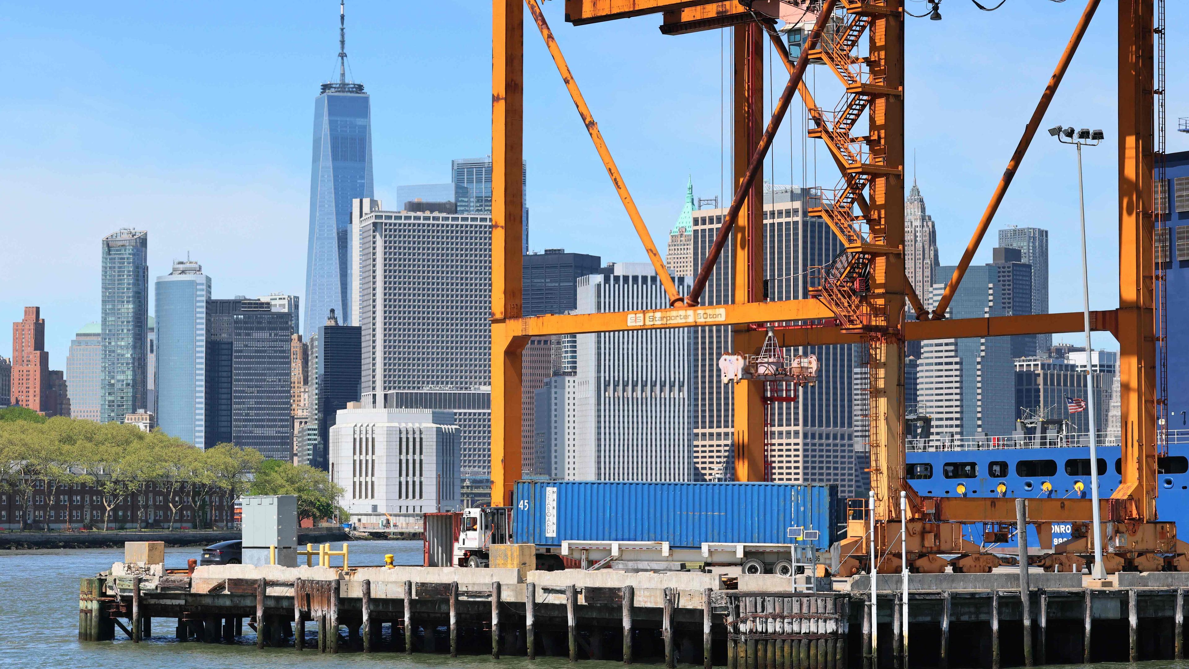 Ein Lastwagen transportiert einen Schiffscontainer zu einem Seaboard-Schiff, das am 30. April 2025 am Red Hook Container Terminal in New York City liegt.