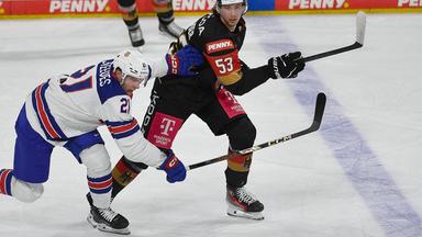 Im Eishockey Testspiel zwischen Deutschland und der USA kämpfen Alex Steeves und Moritz Seider um den Puck