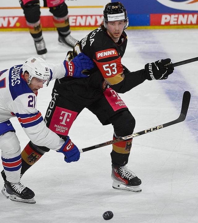 Im Eishockey Testspiel zwischen Deutschland und der USA kämpfen Alex Steeves und Moritz Seider um den Puck