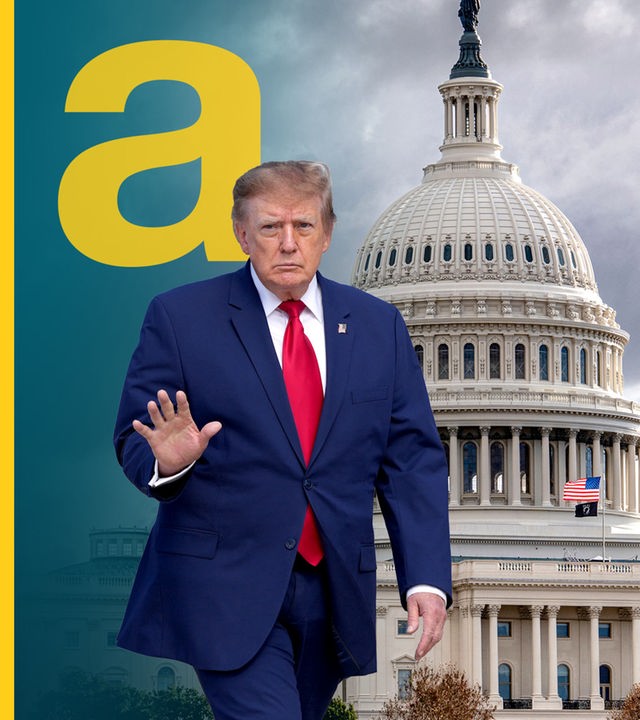 US-Präsident Donald Trump steht in blauem Anzug und roter Krawatte mit erhobener rechter Hand vor der Kuppel des US-Kongresses in Washington, D.C.