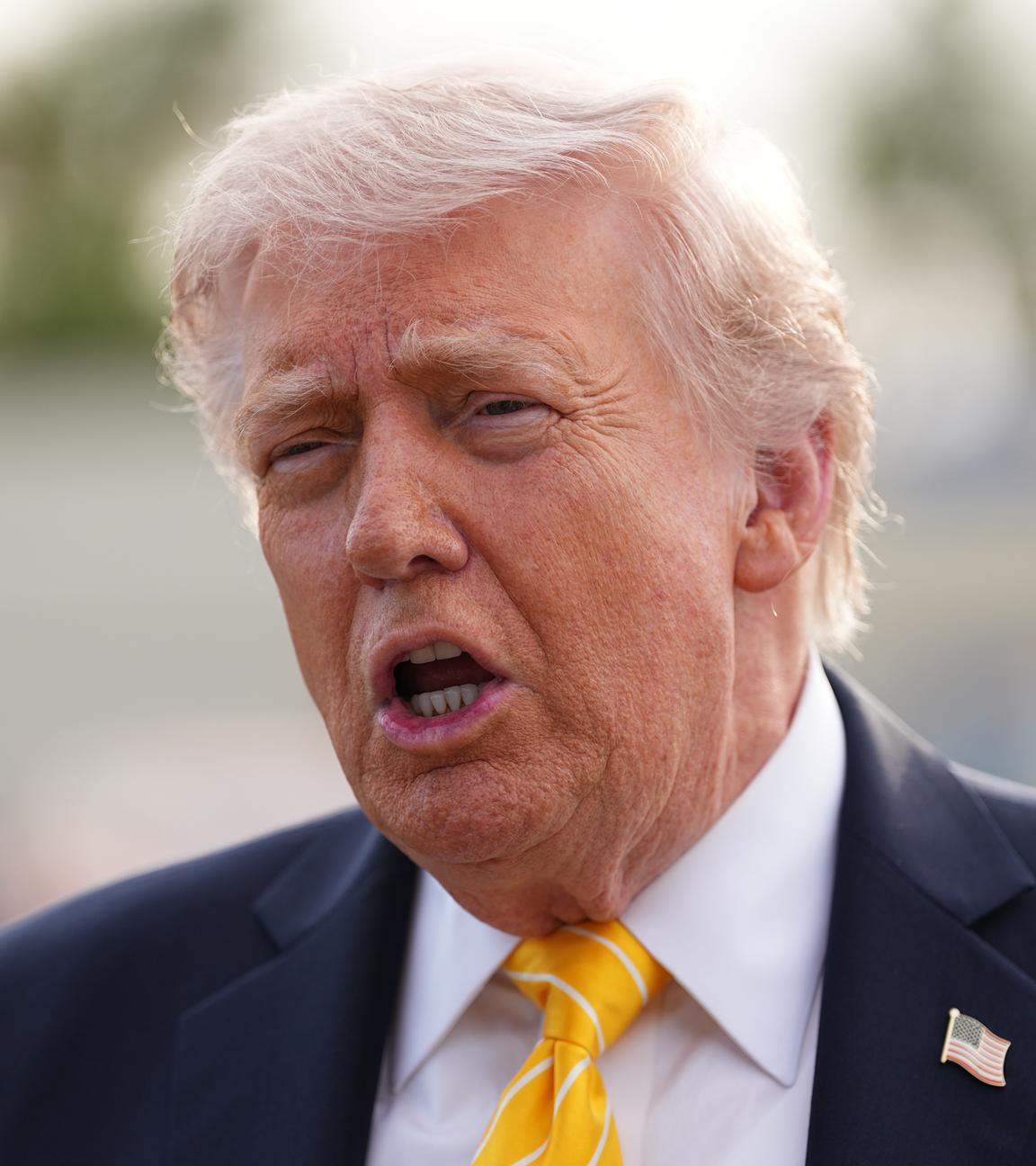 US-Präsident Donald Trump spricht mit Reportern.