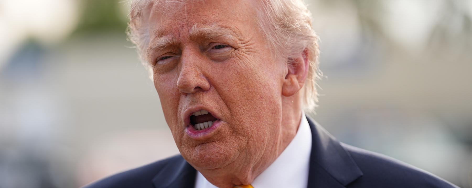 US-Präsident Donald Trump spricht mit Reportern.