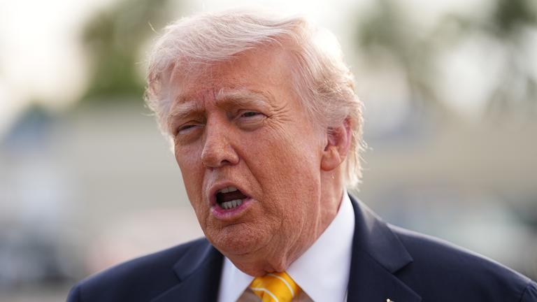 US-Präsident Donald Trump spricht mit Reportern.