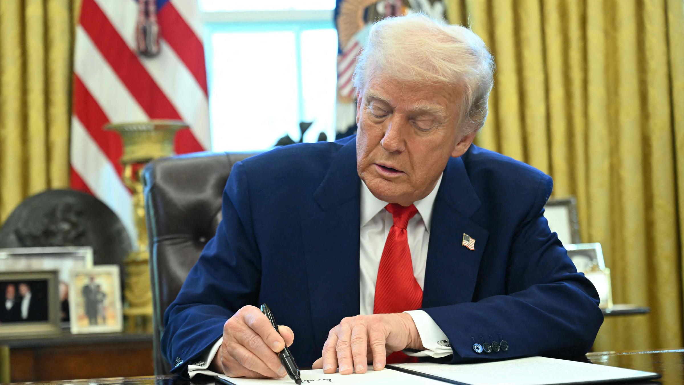 US-Präsident Donald Trump unterschreibt ein neues Dekret im Weißen Haus