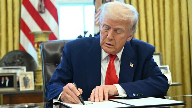 US-Präsident Donald Trump unterschreibt ein neues Dekret im Weißen Haus