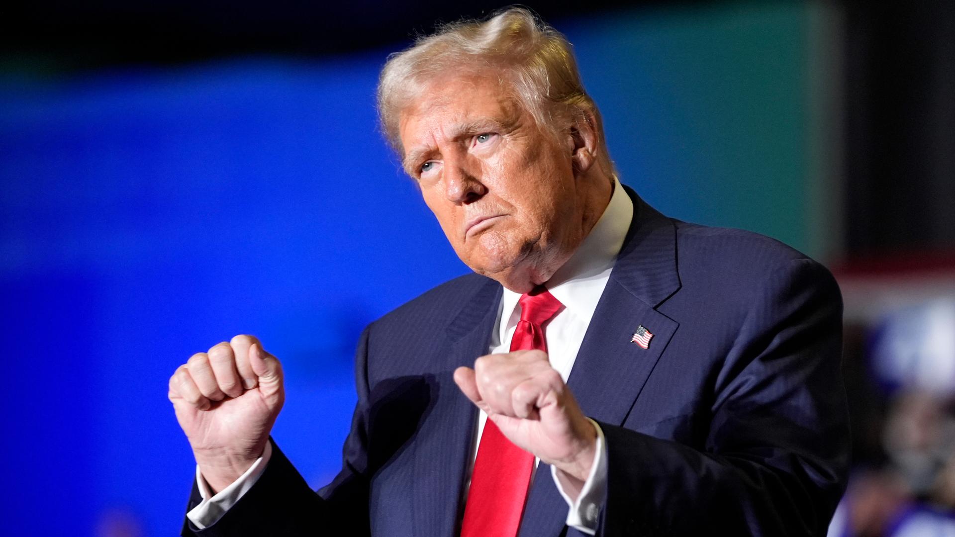 Donald Trump tanzt bei Wahlkampfveranstaltung im Oktober 2024.