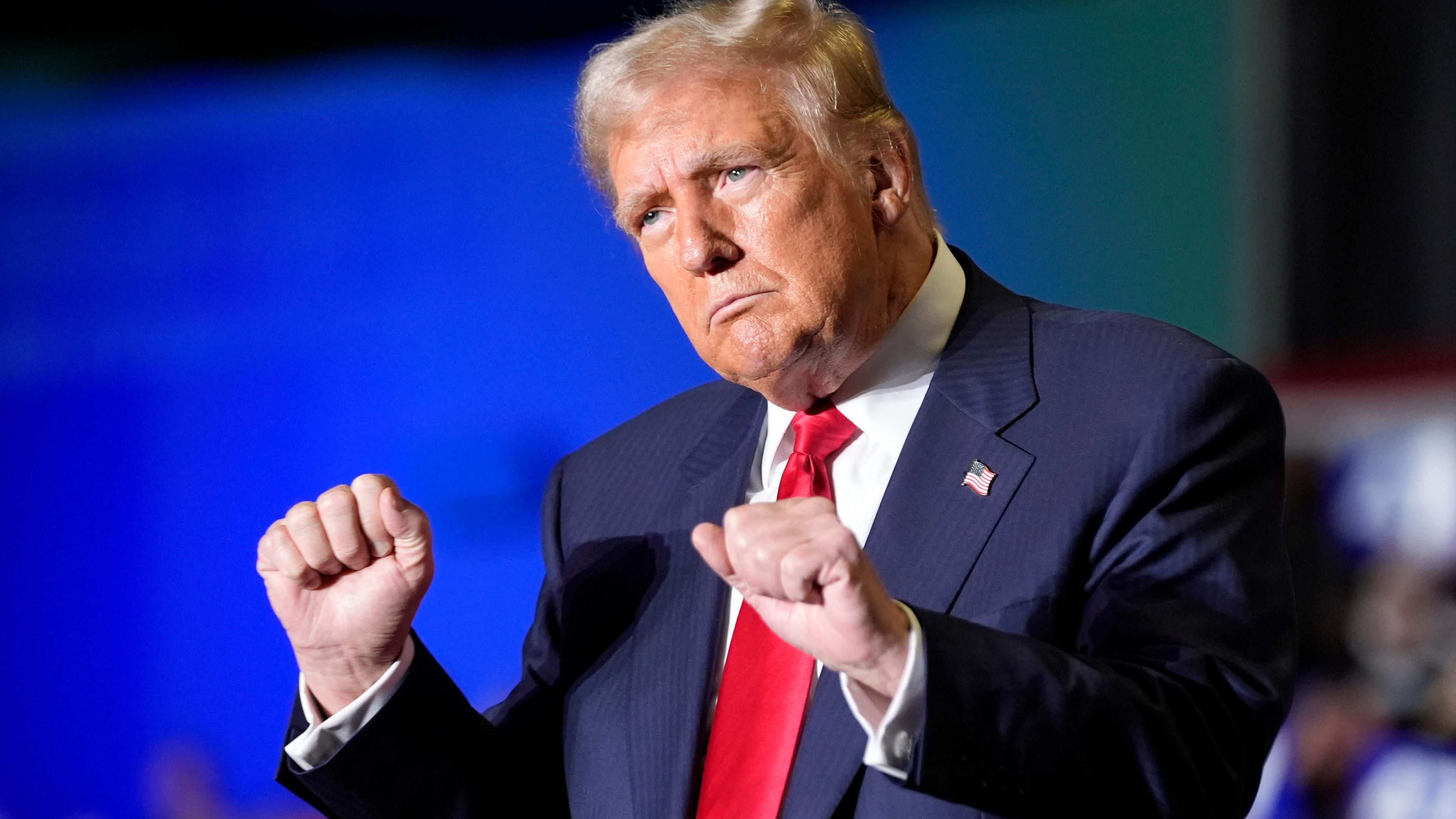 Donald Trump tanzt bei Wahlkampfveranstaltung im Oktober 2024.