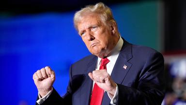Donald Trump tanzt bei Wahlkampfveranstaltung im Oktober 2024.