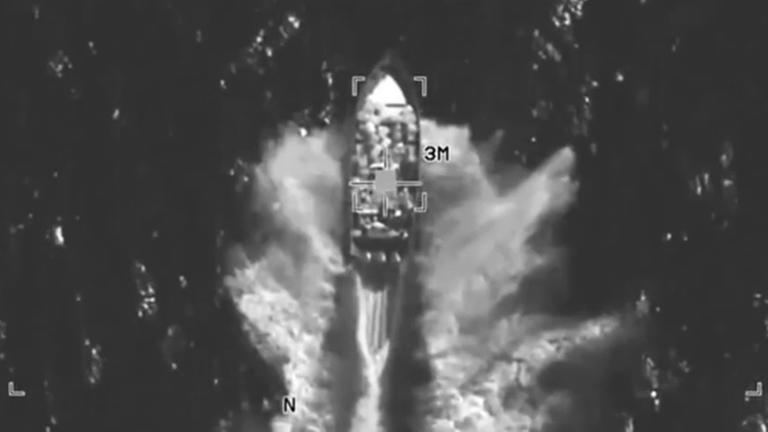 Eine Luftaufnahme von einem Boot.