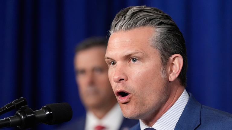 Verteidigungsminister Pete Hegseth spricht in Mar-a-Lago in Palm Beach.