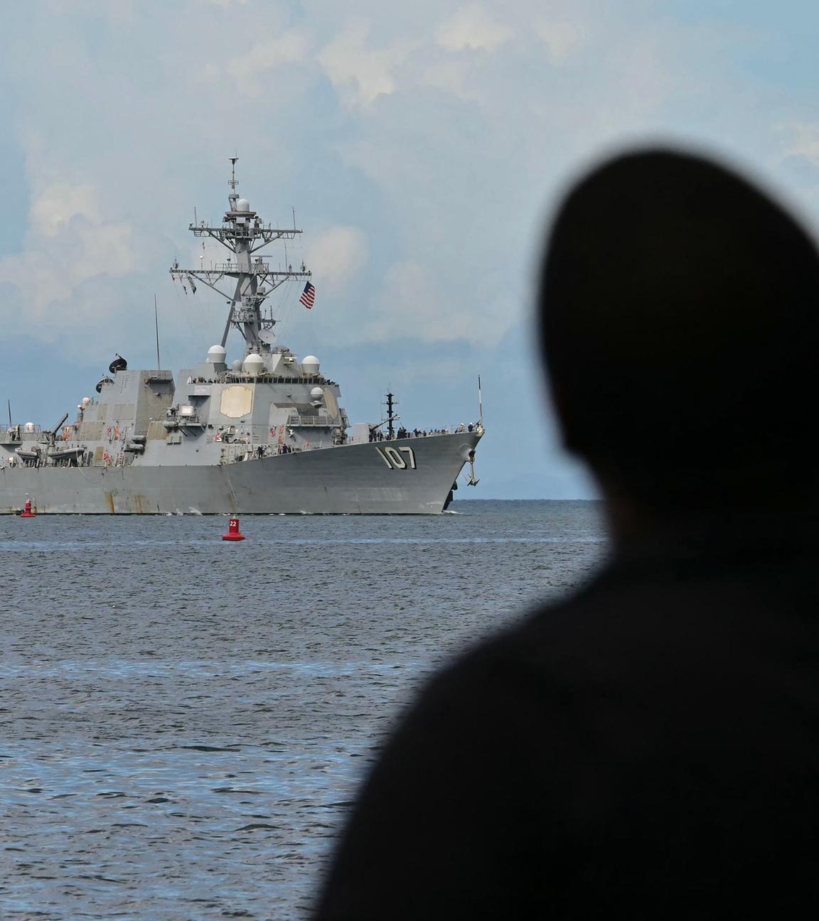 Fotografen machen Aufnahmen, als das Kriegsschiff USS Gravely am 26.10.2025 in den Hafen von Port of Spain einläuft. 