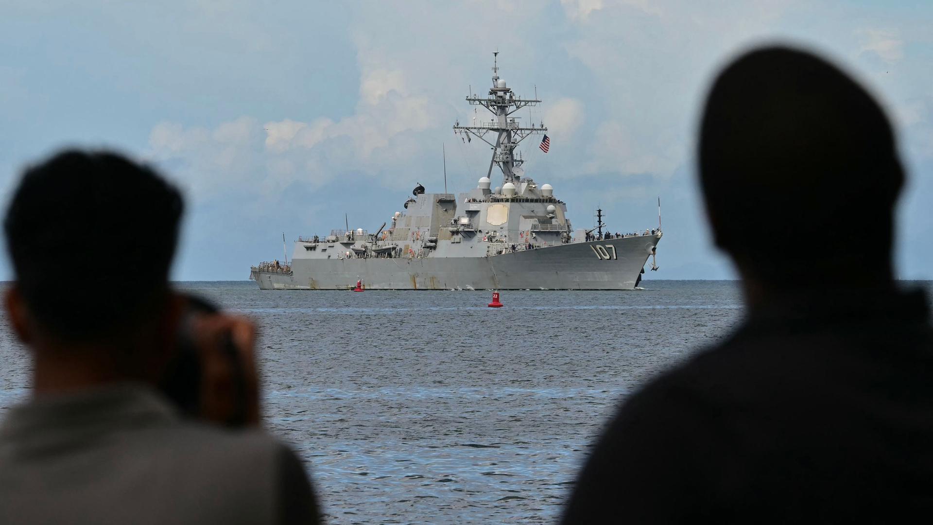 Fotografen machen Aufnahmen, als das Kriegsschiff USS Gravely am 26.10.2025 in den Hafen von Port of Spain einläuft. 