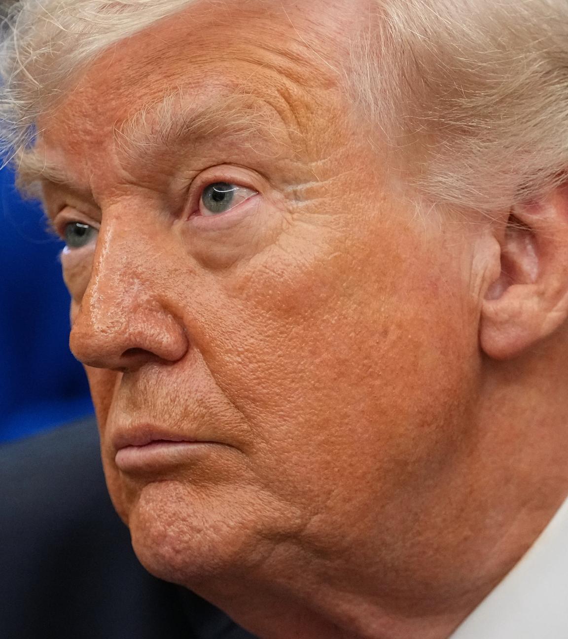 29.04.2026, USA, Washington: US-Präsident Donald Trump spricht zu Reportern, während er sich mit Nasa-Astronauten im Oval Office des Weißen Hauses trifft.