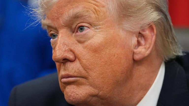 29.04.2026, USA, Washington: US-Präsident Donald Trump spricht zu Reportern, während er sich mit Nasa-Astronauten im Oval Office des Weißen Hauses trifft.