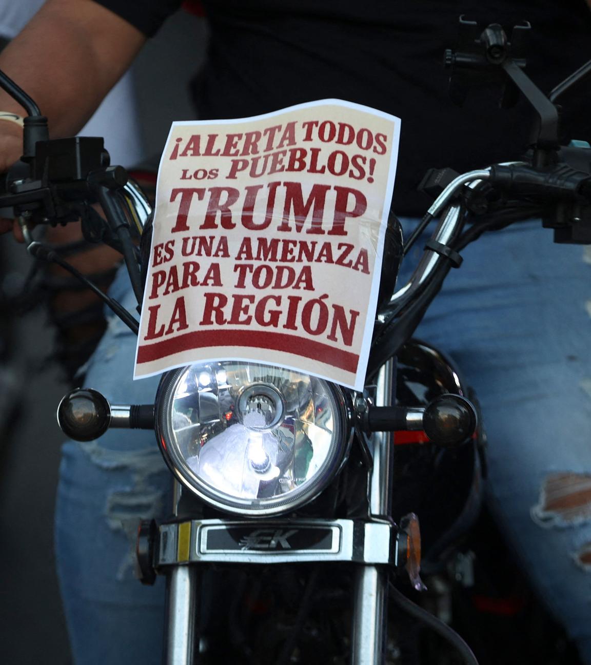 Auf einer Motorrad-Demonstration in Caracas, Venzuela, steht auf einem Schild: "Achtung an alle Leute: Trump ist eine Gefahr für die ganze Region."