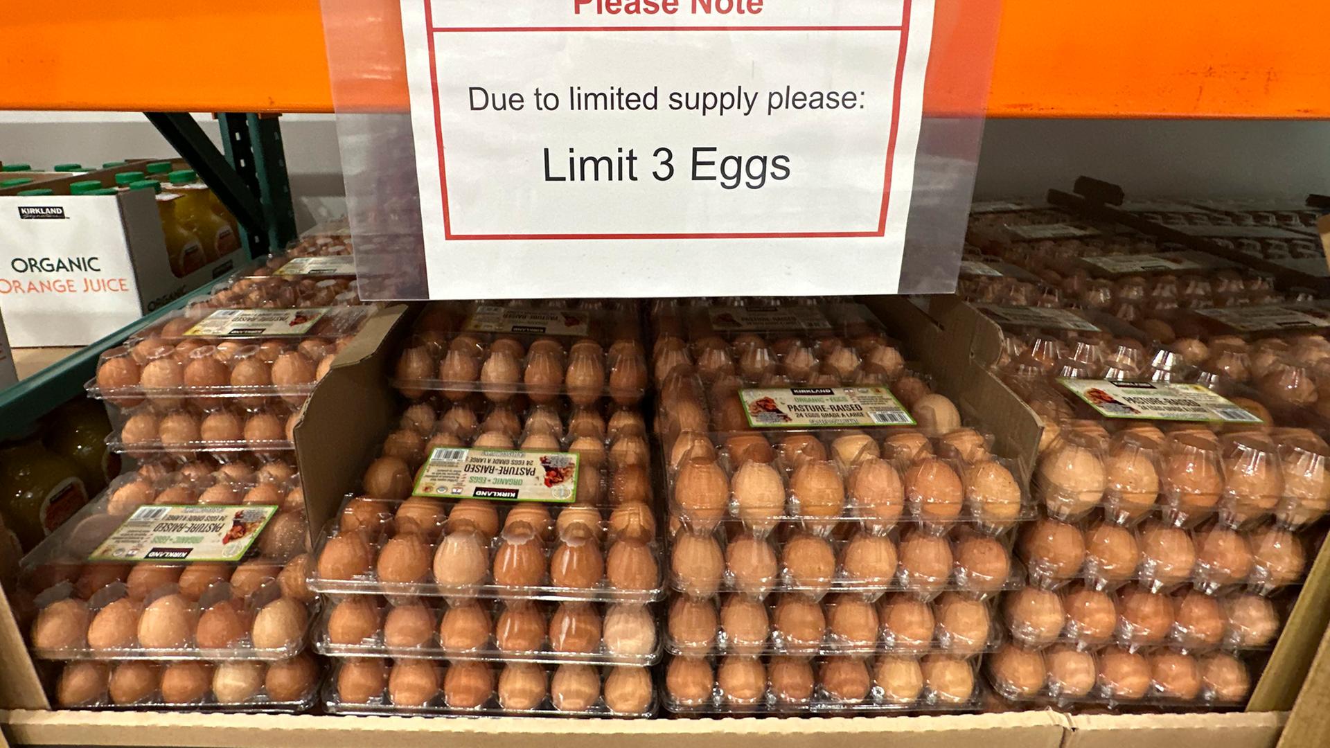 "Drei Eier höchstens", heißt es auf einem Schild in einem Supermarkt im Bundesstaat Wyoming. In den USA werden Eier zuletzt knapp.