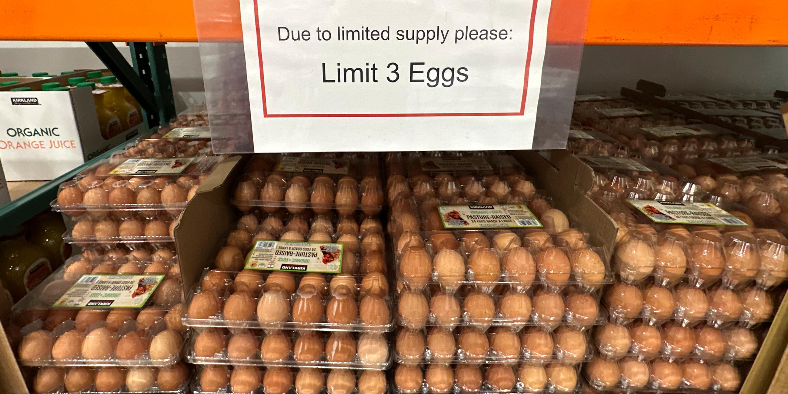 "Drei Eier höchstens", heißt es auf einem Schild in einem Supermarkt im Bundesstaat Wyoming. In den USA werden Eier zuletzt knapp.