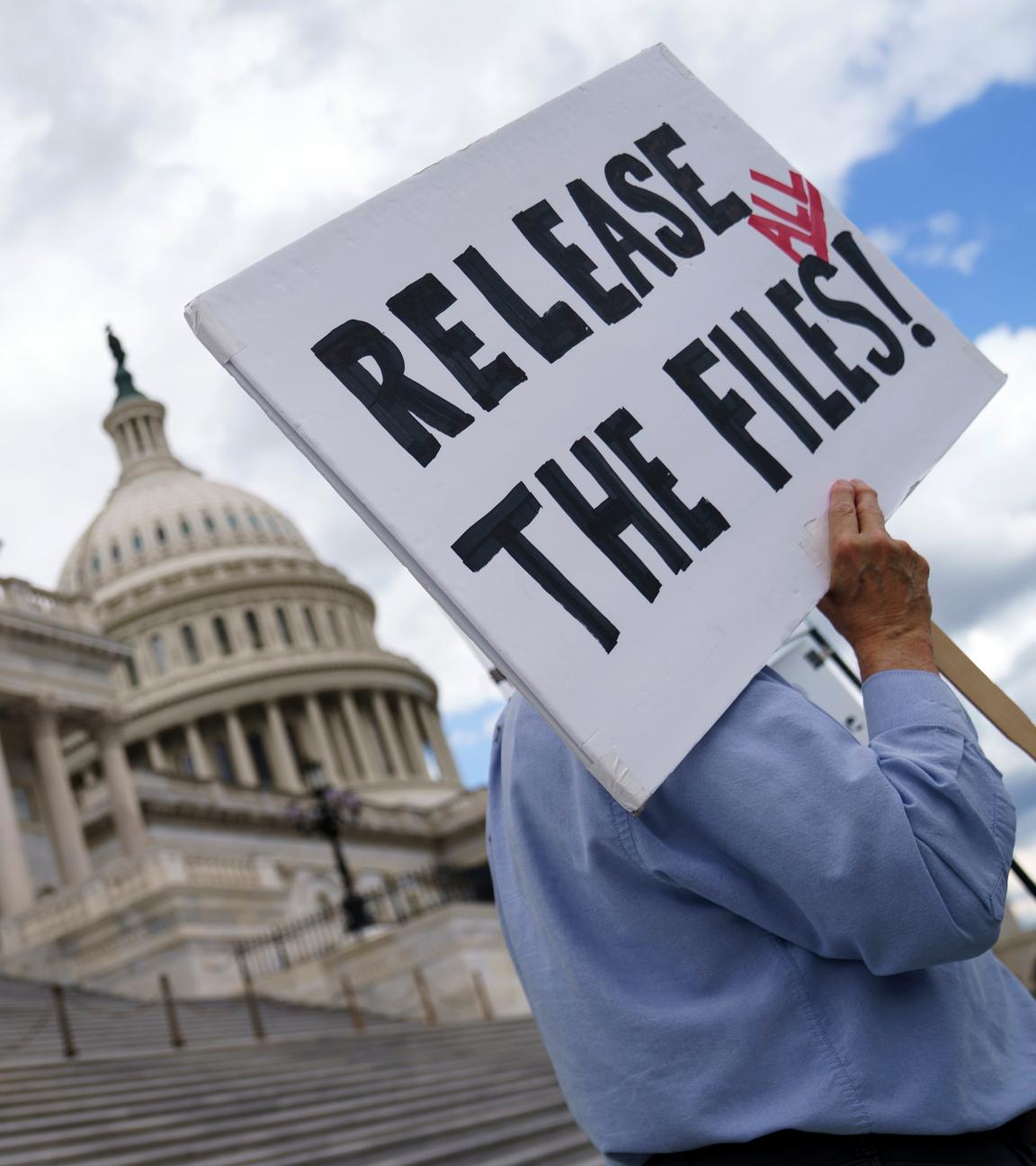 Ein Demonstrant trägt ein Plakat vor dem US-Kapitol in Washington.