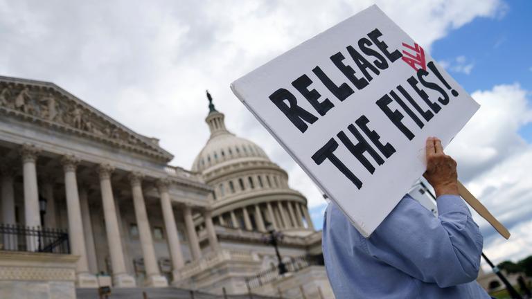 Ein Demonstrant trägt ein Plakat vor dem US-Kapitol in Washington.