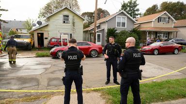 USA, Erie, Pennsylvania: Polizisten stehen vor dem Haus in Erie, Pennsylvania, wo am 10. Oktober 2026 neun Familienmitglieder bei einem mutmaßlichen Familienstreit ums Leben kamen.