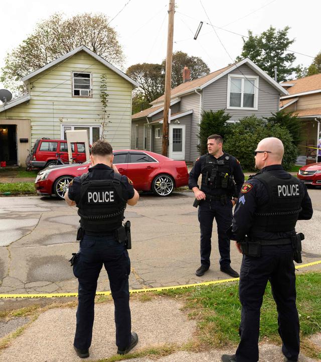 USA, Erie, Pennsylvania: Polizisten stehen vor dem Haus in Erie, Pennsylvania, wo am 10. Oktober 2026 neun Familienmitglieder bei einem mutmaßlichen Familienstreit ums Leben kamen.