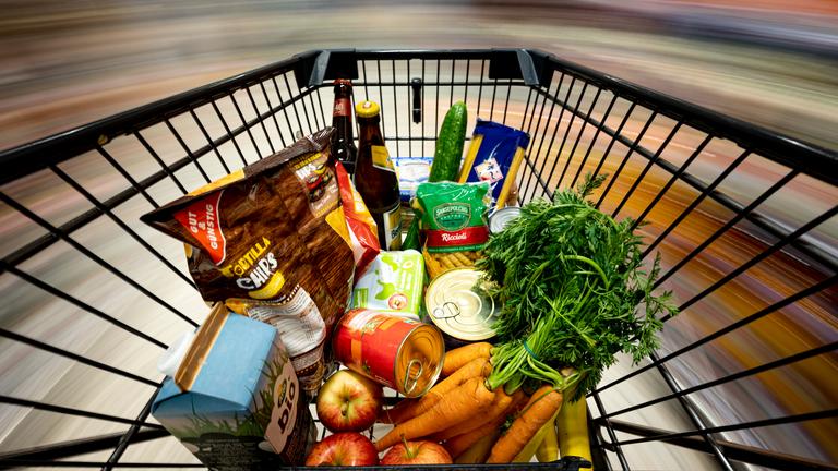 Voller Einkaufswagen in Supermarkt - Symbolbild Inflation