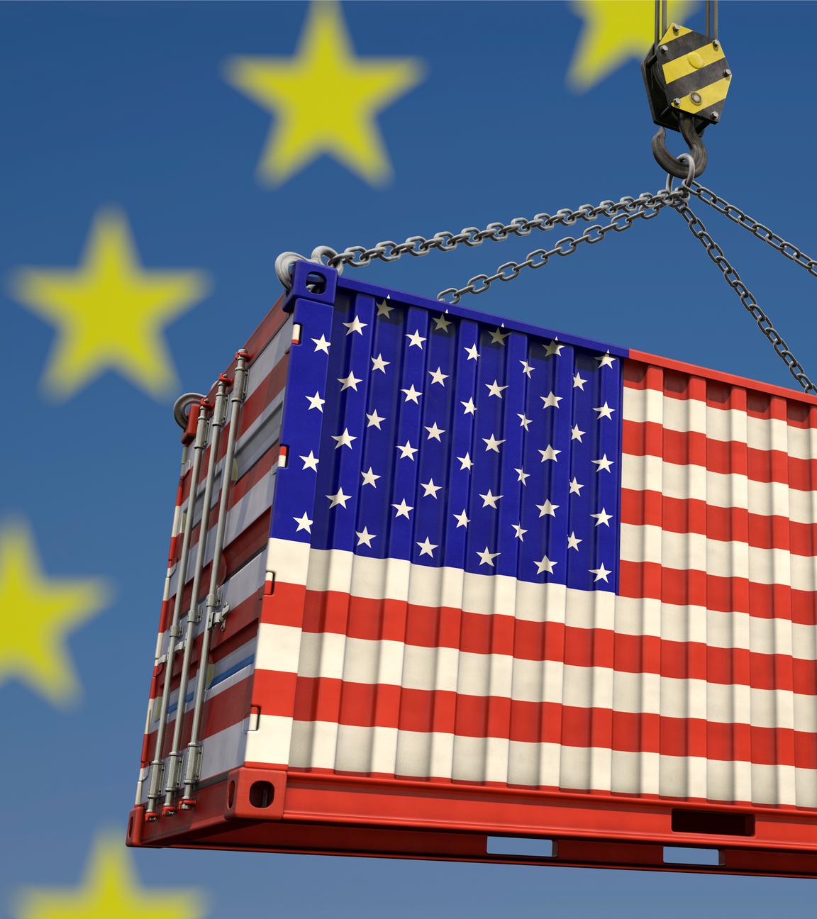 Ein Container mit amerikanischer Flagge vor dem Hintergrund der EU-Sterne