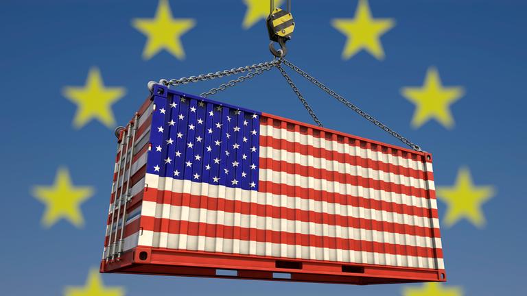 Ein Container mit amerikanischer Flagge vor dem Hintergrund der EU-Sterne
