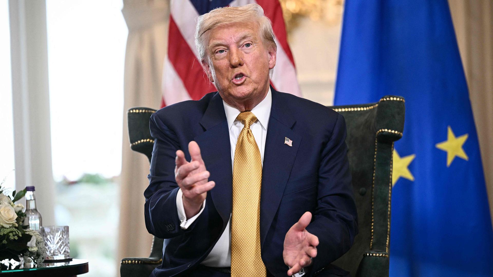 US-Präsident Donald Trump reagiert während eines Gesprächs mit der Präsidentin der Europäischen Kommission, Ursula von der Leyen (nicht im Bild)