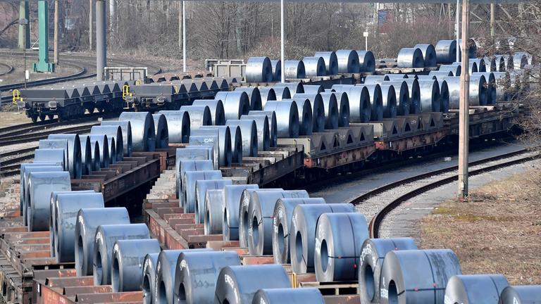 Ein Güterzug ist beladen mit Stahlspulen.