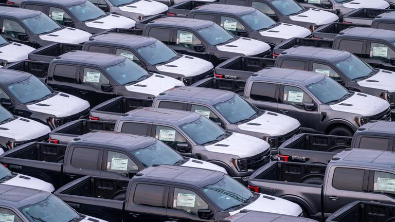 Ford FX4 Pickup Trucks stehen auf Halde, im Überseehafen von Bremerhaven, nach dem Import aus den USA in Deutschland, Niedersachsen