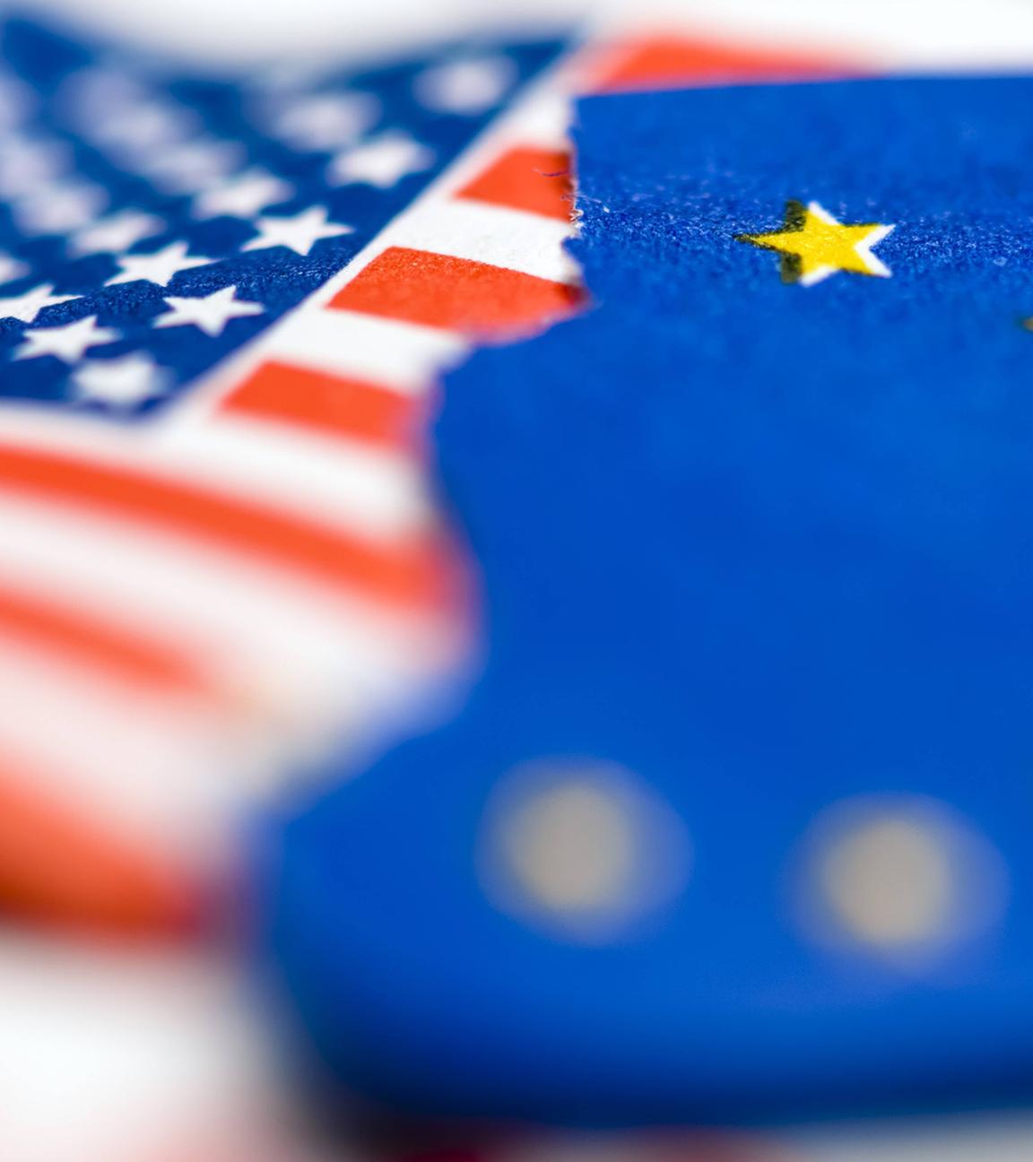 Gerissene Fahnen von den USA und EU