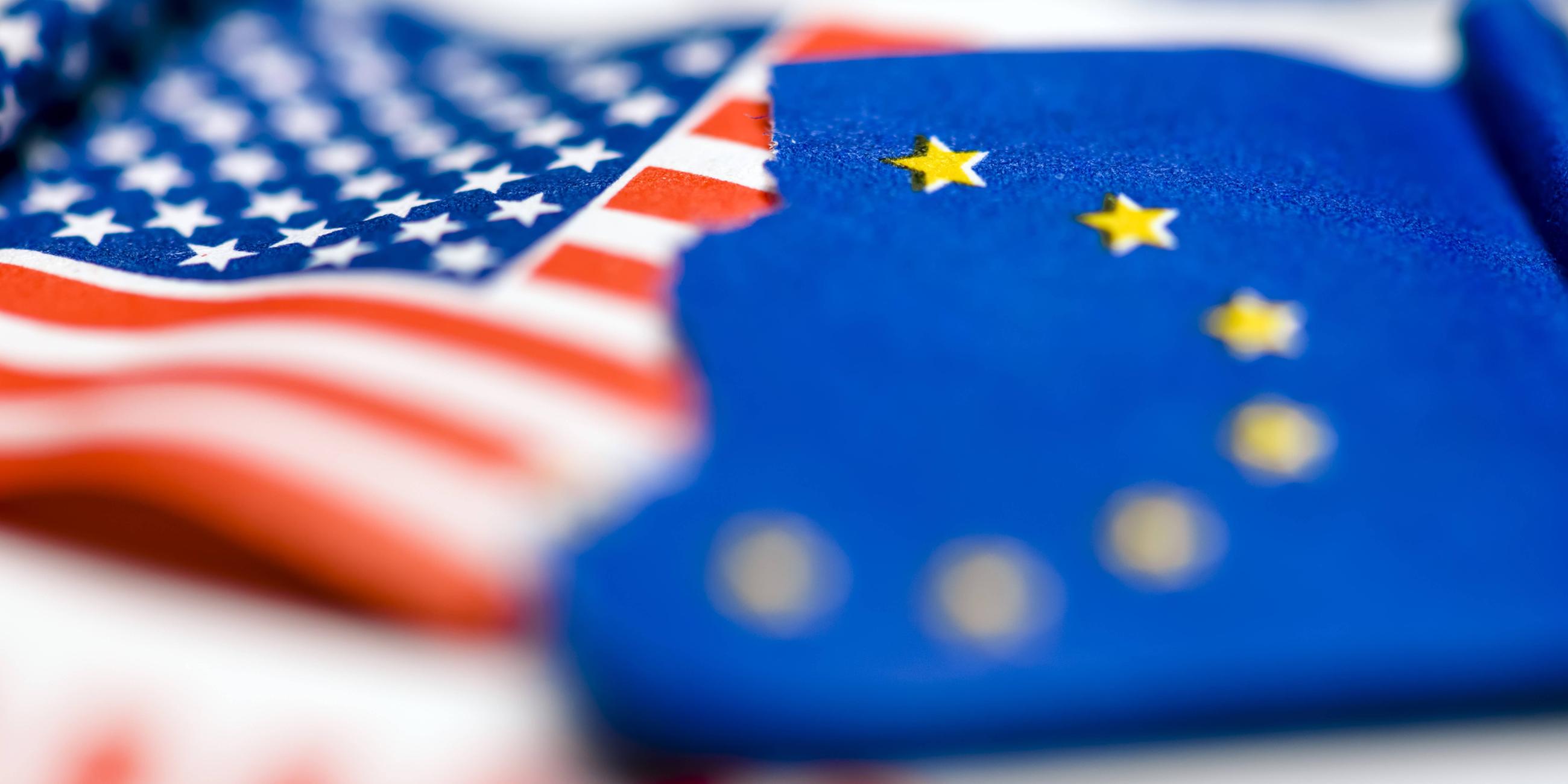 Gerissene Fahnen von den USA und EU