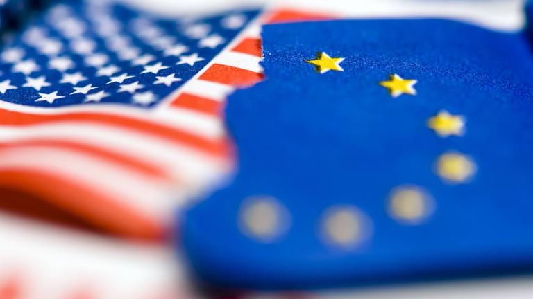 Gerissene Fahnen von den USA und EU