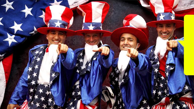 Vier als „Uncle Sam“ verkleidete Männer zeigen lachend auf den Betrachter; im Hintergrund