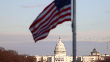 Die US-Flagge weht in der Nähe des Kapitols in Washington, D.C.
