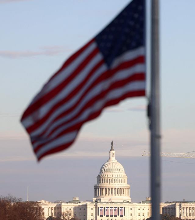 Die US-Flagge weht in der Nähe des Kapitols in Washington, D.C.