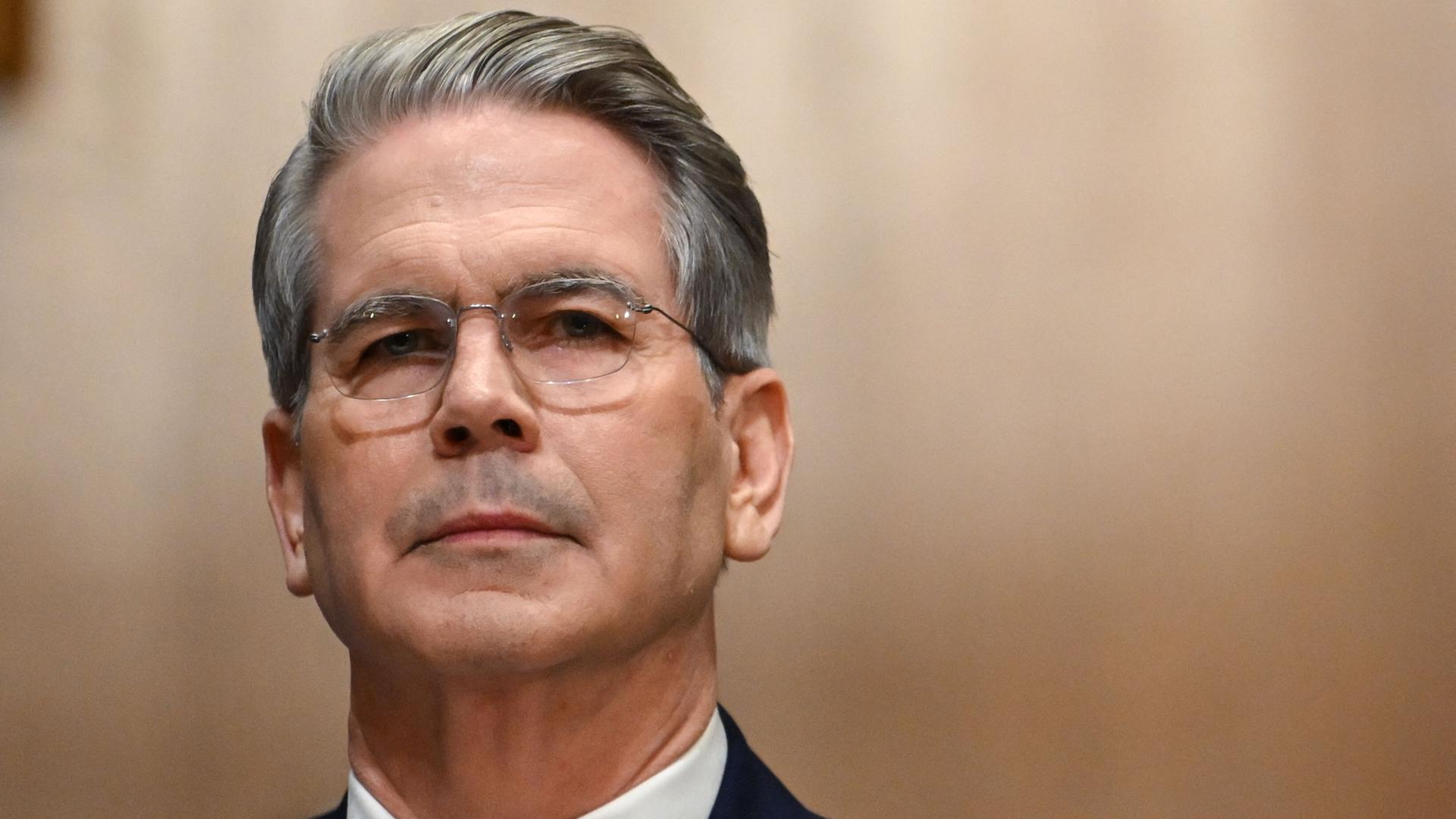 Der US-Investor und Hedge-Fonds-Manager Scott Bessent sagt vor einer Anhörung des Finanzausschusses des Senats zu seiner Ernennung zum Finanzminister auf dem Capitol Hill in Washington, DC, am 16. Januar 2025 aus