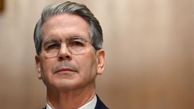 Der US-Investor und Hedge-Fonds-Manager Scott Bessent sagt vor einer Anhörung des Finanzausschusses des Senats zu seiner Ernennung zum Finanzminister auf dem Capitol Hill in Washington, DC, am 16. Januar 2025 aus
