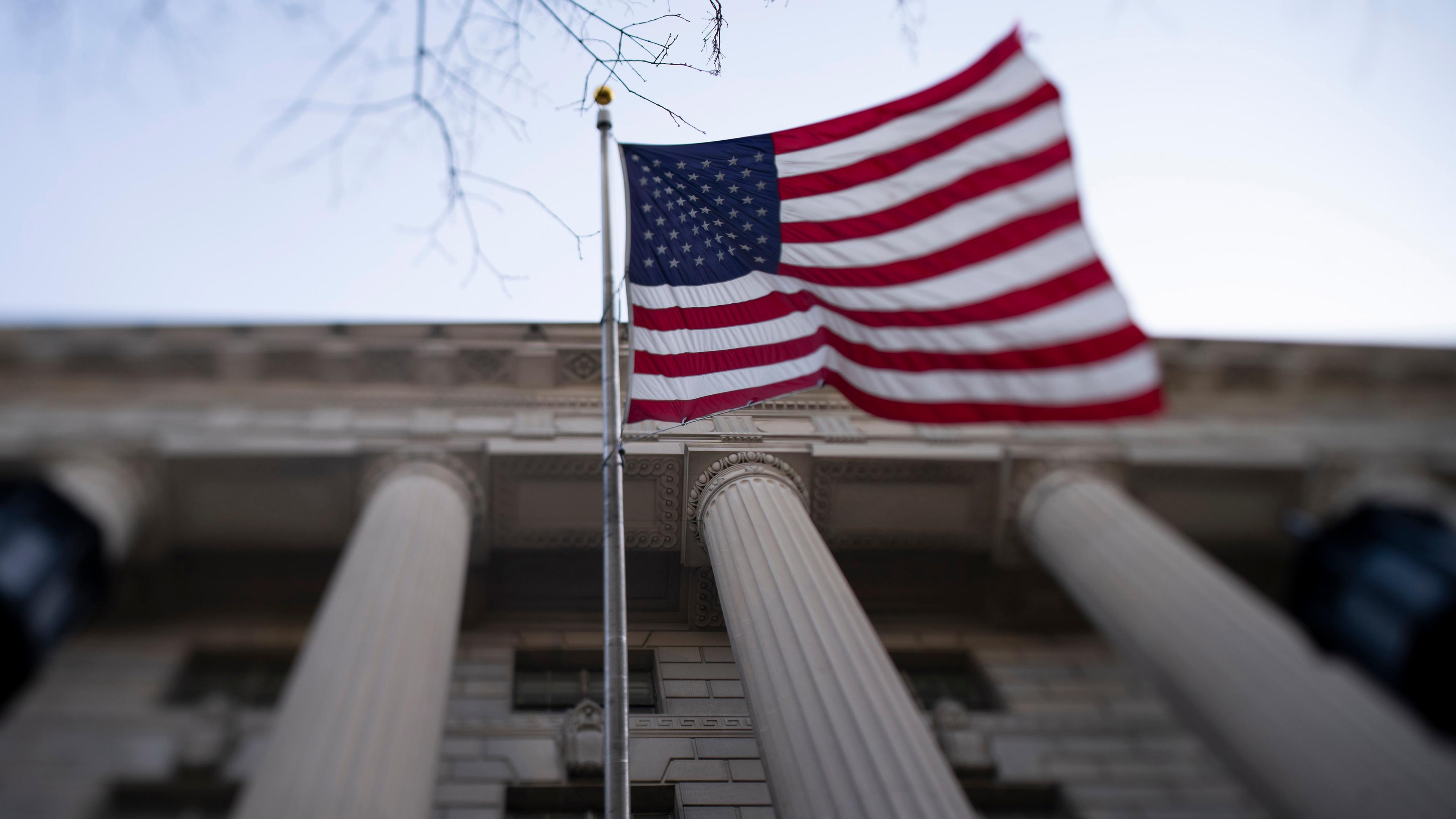 Die amerikanische Flagge vor dem weißen Haus in Washington D.C.