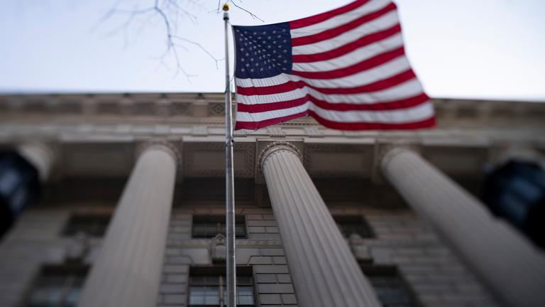 Die amerikanische Flagge vor dem weißen Haus in Washington D.C.
