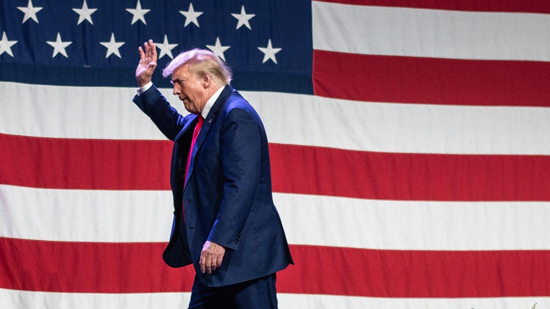 Donald Trump verlässt die Bühne nach einer Rede in Iowa im Jahr 2023