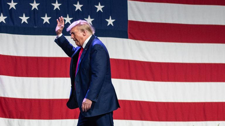 Donald Trump verlässt die Bühne nach einer Rede in Iowa im Jahr 2023