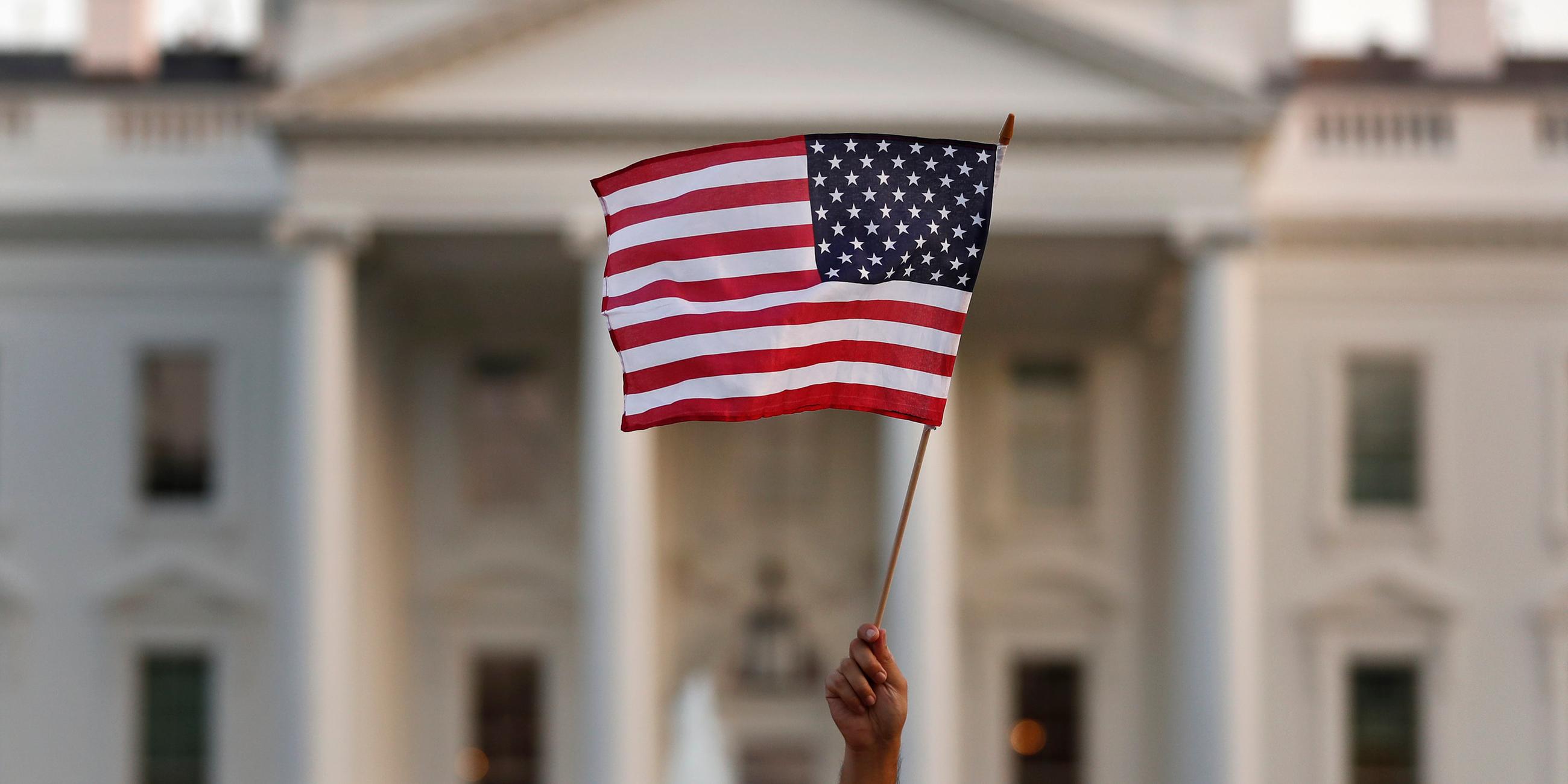 USA-Flagge vor Weissem Haus