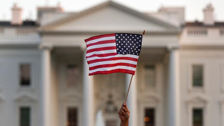 USA-Flagge vor Weissem Haus