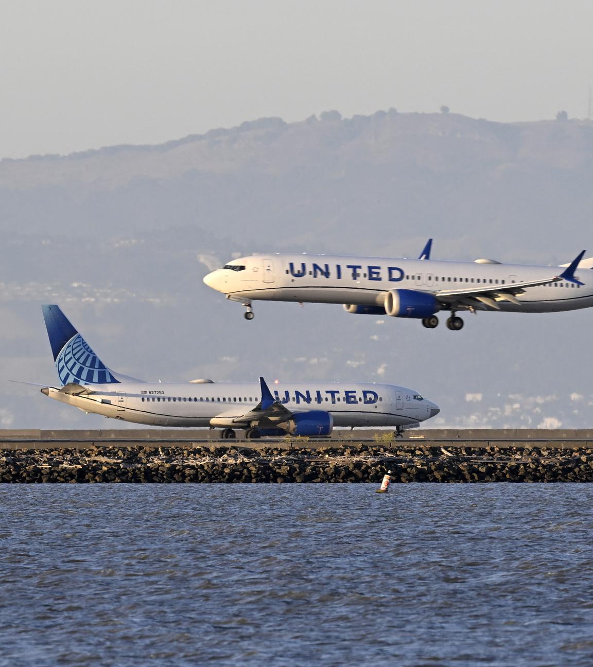 United-Airlines-Flugzeuge starten und landen am Flughafen San Francisco.